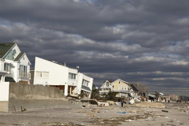Kasırga far rockaway, ny kumlu topraklarda sahil evi yok etti