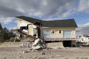 Kasırga far rockaway, ny kumlu topraklarda sahil evi yok etti