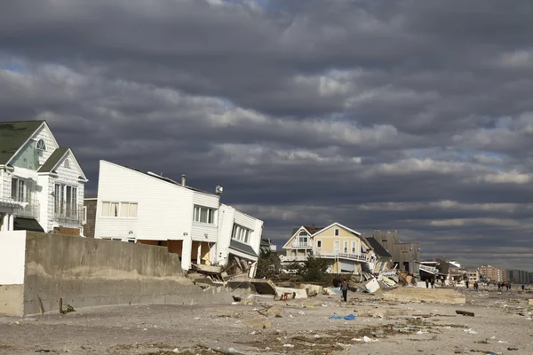 Zerstörtes Strandhaus nach Hurrikan "Sandy" in weiter Ferne — Stockfoto