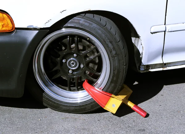 Brooklyn, ny yasadışı park edilmiş bir araba tekerleği kilit — Stok fotoğraf
