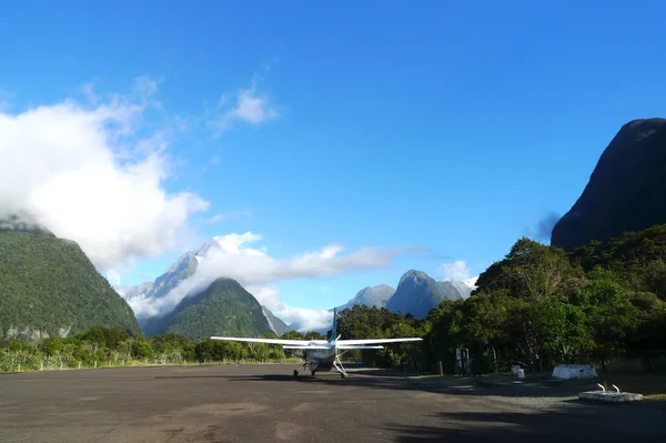 Milford Sound Airfield na região de Nova Zelândia Fiordland da Ilha do Sul. No fundo é Mitre Peak . — Fotografia de Stock