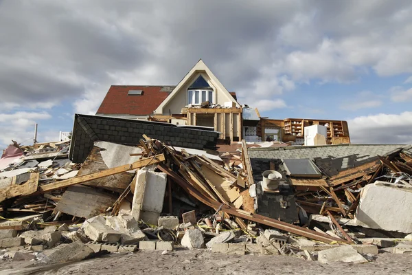 Уничтоженный пляжный домик после урагана Сэнди в Фар-Рокуэй, Нью-Йорк — стоковое фото