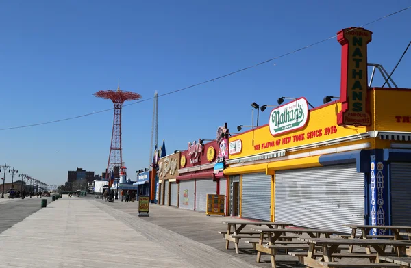 Coney island promenade mit fallschirmsprung im hintergrund auf coney island, ny. — Stockfoto