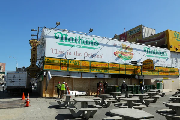 Der Wiederaufbau des Nathans nach den Schäden durch Hurrikan sandig auf der Insel Coney. — Stockfoto