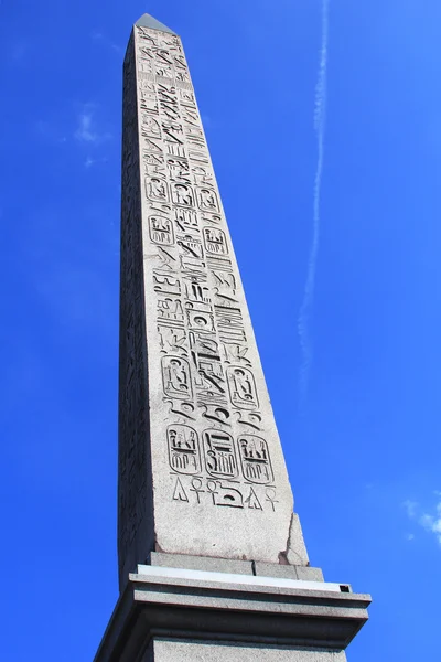 De obelisk van luxor in Parijs, Frankrijk — Stockfoto