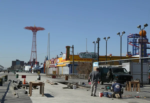 Wiederaufbau der Strandpromenade von Coney Island beginnt nach Hurrikan-Schäden — Stockfoto