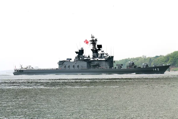 JS Shirane, Japon Deniz Savunma Kuvvetleri 'nden bir destroyer, Donanma haftasının başında Hudson Nehri' nin yukarısındaki geçit töreninde yer alıyor. — Stok fotoğraf