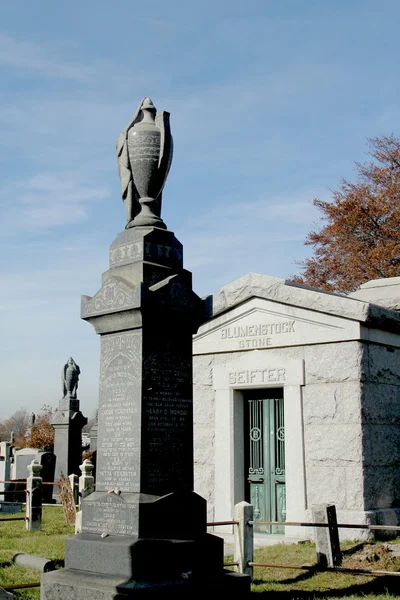 Mausoleum and tombstones at the Washington Jewish cemetery in Brooklyn, New York — Stock Photo, Image