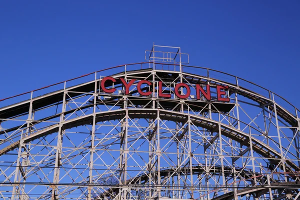 Historisch monument cycloon achtbaan in de sectie coney island van brooklyn. cycloon is een historische houten achtbaan werd geopend op 26 juni 1927 — Stockfoto