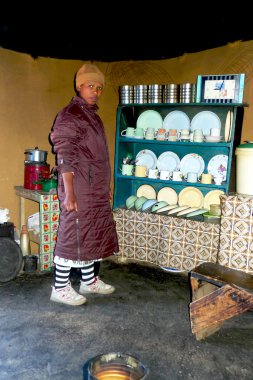Lesotho kadınlar sani geleneksel evin içinde geçmesi