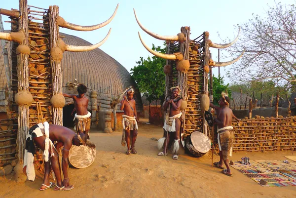 Zulu worriers w shakaland wiosce Zulusów, Republika Południowej Afryki — Zdjęcie stockowe