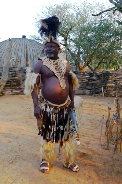 Zulu-Häuptling im Dorf Shakaland Zulu, Südafrika — Stockfoto