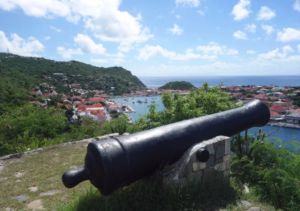 Gammal kanon ovanpå Gustavias hamn, St. Barths, Franska västindien — Stockfoto