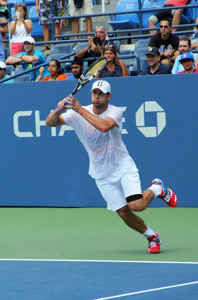 Andy Roddick, campeón del Grand Slam, practica para el Abierto de Estados Unidos en el Billie Jean King National Tennis Center — Foto de Stock