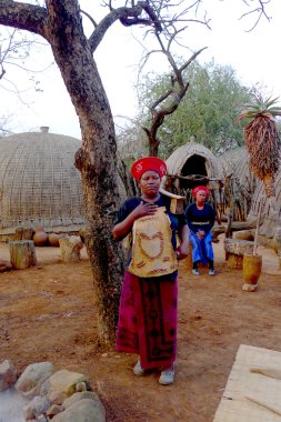 Zulu kadın geleneksel kapatır shakaland zulu Köyü, Güney Afrika