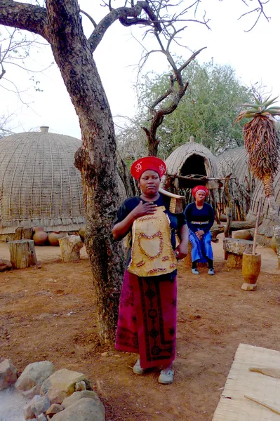 Zulu-Frau in traditioneller Kleidung im südafrikanischen Dorf Shakaland Zulu — Stockfoto