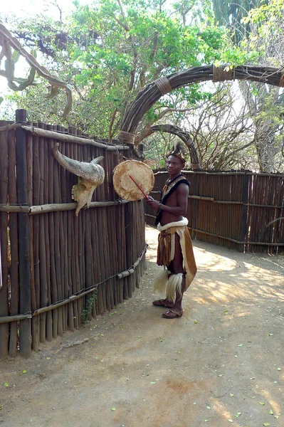 Zulu człowieka w tradycyjnych zamyka powitanie turystów w tradycyjnych zamyka w shakaland wiosce Zulusów, Republika Południowej Afryki — Zdjęcie stockowe