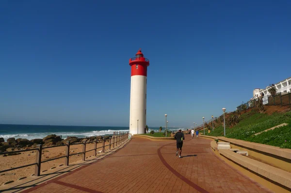Paseo marítimo de Durban a lo largo del Océano Índico y el faro de Umhlanga en Umhlanga Rocks, una ciudad costera en los suburbios del norte de Durban. Sudafrica — Foto de Stock