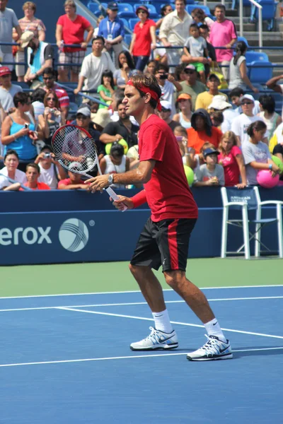 Diecisiete veces campeón del Grand Slam Roger Federer practica para el Abierto de Estados Unidos en el Billie Jean King National Tennis Center — Foto de Stock