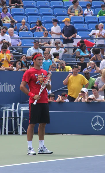 Dezessete vezes campeão do Grand Slam Roger Federer treina para US Open no Billie Jean King National Tennis Center — Fotografia de Stock