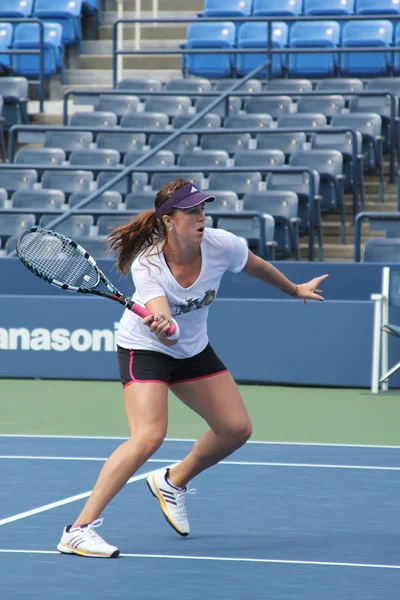 :La tenista profesional Anastasia Pavlyuchenkova practica para el Abierto de los Estados Unidos en el Billie Jean King National Tennis Center —  Fotos de Stock