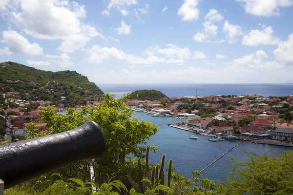 Gammal kanon ovanpå Gustavias hamn, St. Barths, Franska västindien — Stockfoto