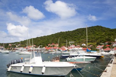 tekneler gustavia Marina ile renkli evlerin arka plan, st. barths, Fransız Batı Hint Adaları