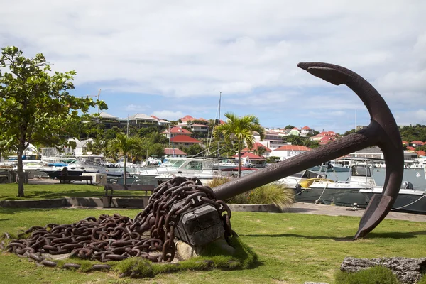 Âncora gigante na orla de Gustavia, St. Barths, Índias Ocidentais Francesas — Fotografia de Stock