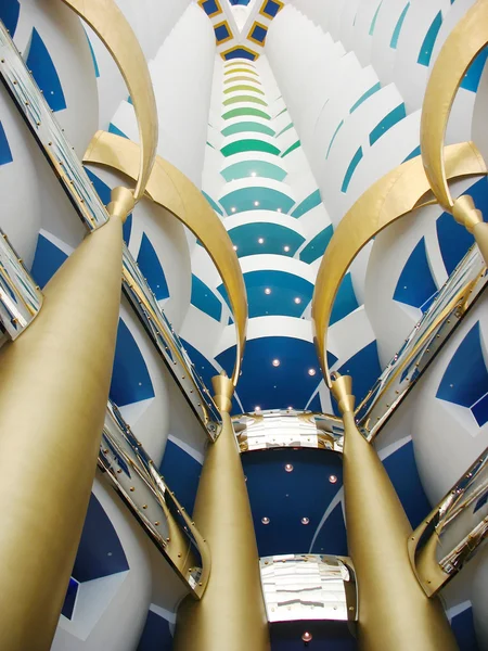 Hotel Burj Al Arab en Dubai. Burj Al Arab es un lujoso hotel de 7 estrellas y uno de los más lujosos del mundo —  Fotos de Stock