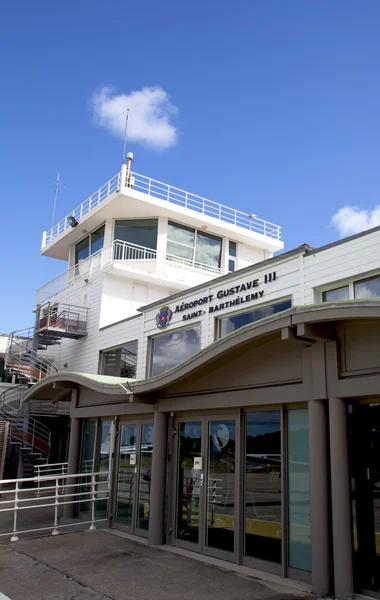 Terminal do Aeroporto Gustaf III e torre de controle de tráfego em St. Barths — Fotografia de Stock