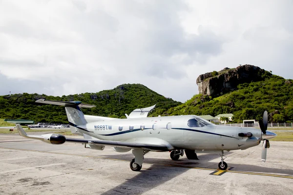 Tradewind aviation pilatus pc-12s αεροσκάφη έτοιμη να απογειωθεί στο st barths αεροδρόμιο. — Φωτογραφία Αρχείου