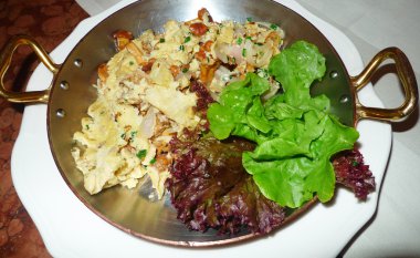 tipik Avusturya çanak Cantharellus cibarius mantar patates kızartması ile