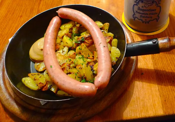 Typical Austrian dish Meat sausages, home fried potatoes and mustard — Stock Photo, Image