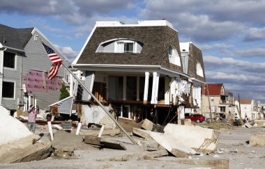 Kasırga far rockaway, ny kumlu topraklarda sahil evi yok etti
