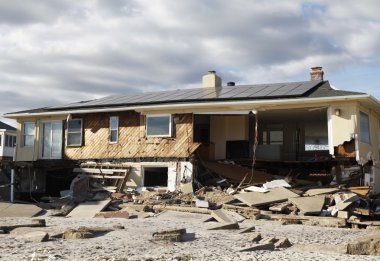 Kasırga far rockaway, ny kumlu topraklarda sahil evi yok etti
