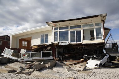 Kasırga far rockaway, ny kumlu topraklarda sahil evi yok etti