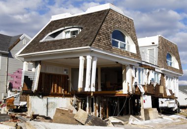 Kasırga far rockaway, ny kumlu topraklarda sahil evi yok etti