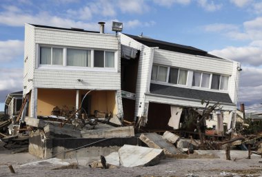 Kasırga far rockaway, ny kumlu topraklarda sahil evi yok etti