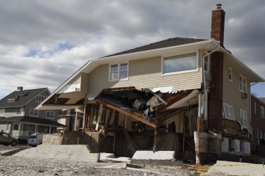 Kasırga far rockaway, ny kumlu topraklarda sahil evi yok etti