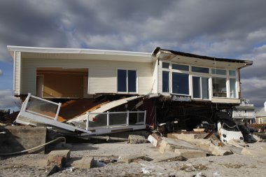 Kasırga far rockaway, ny kumlu topraklarda sahil evi yok etti