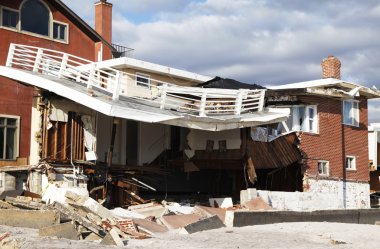 Kasırga far rockaway, ny kumlu topraklarda sahil evi yok etti