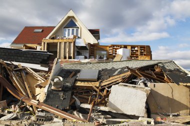 Kasırga far rockaway, ny kumlu topraklarda sahil evi yok etti