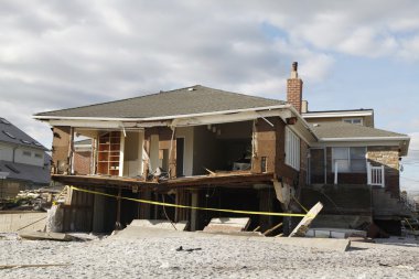 Kasırga far rockaway, ny kumlu topraklarda sahil evi yok etti
