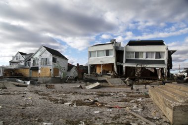 Kasırga far rockaway, ny kumlu topraklarda sahil evi yok etti