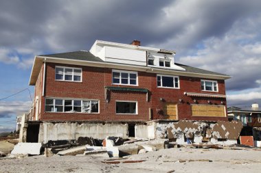 Kasırga far rockaway, ny kumlu topraklarda sahil evi yok etti
