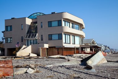 Kasırga far rockaway, ny kumlu topraklarda sahil evi yok etti