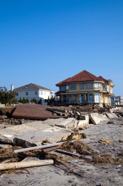 Kasırga far rockaway, ny kumlu topraklarda sahil evi yok etti
