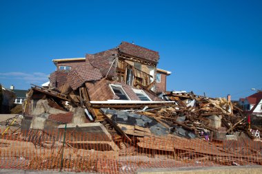 Kasırga far rockaway, ny kumlu topraklarda sahil evi yok etti
