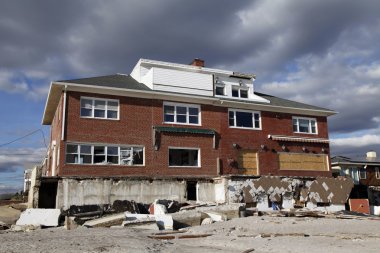 Kasırga far rockaway, ny kumlu topraklarda sahil evi yok etti