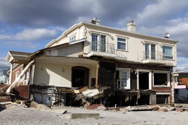 Kasırga far rockaway, ny kumlu topraklarda sahil evi yok etti